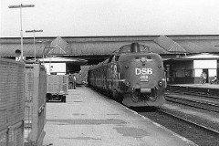 DSB MA 466 photographed in Fredericia 5. May 1978.   The MA trainset was built by Machinenfabrik Augsburg-Nürnberg (MAN) in Germany. The coaches were built by Linke-Hoffmann-Busch, Germany - the restaurant coaches by Wegmann & Co. Germany. Totally the trainsets were delivered in a number of 11 - the first ones put into service in 1963. The trainsets were based on the German type 11.5, but the Danish version had to be changed a lot to fit the size of the ferries taking the trains across Storebælt. The MA class was used for the socalled "Lyntog". Diesel 12 cyl. 1.100 hp. Max speed 160 km/h - 100 mph. Weight 51 metric tonnes. The MA class was in 1983/1984 painted in a silver grey colour. The trainsets were withdrawn from service in 1990. The MA 466 was put in service in 1966. In 1992 - among others - given to the Lubuska Kolej Regionalna (LKR) in Poland.. It was scrapped in 1995.